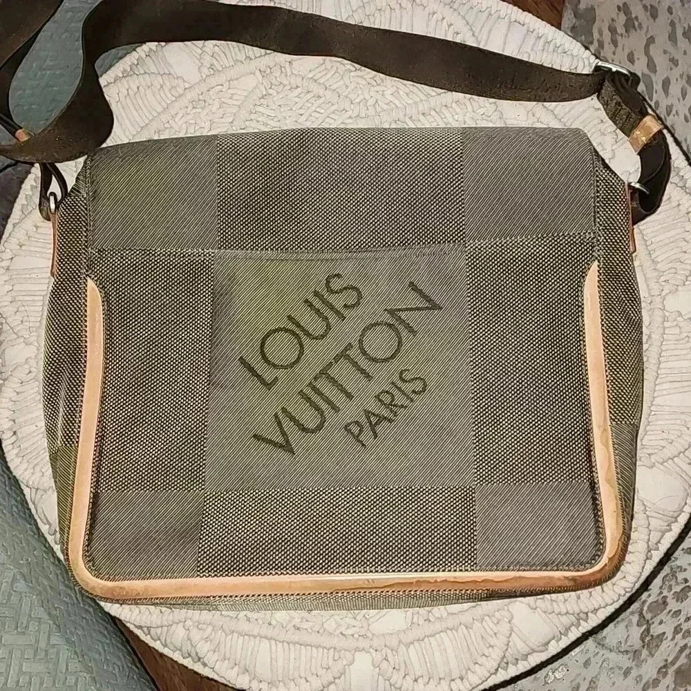 Louis Vuitton Damier Messenger Bag Unisex - Picture 6 of 8
